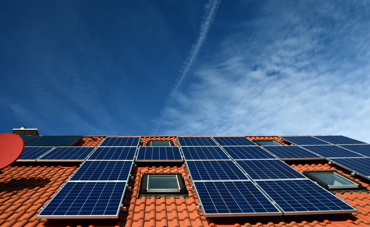 How do Solar Inverters and Batteries Work?